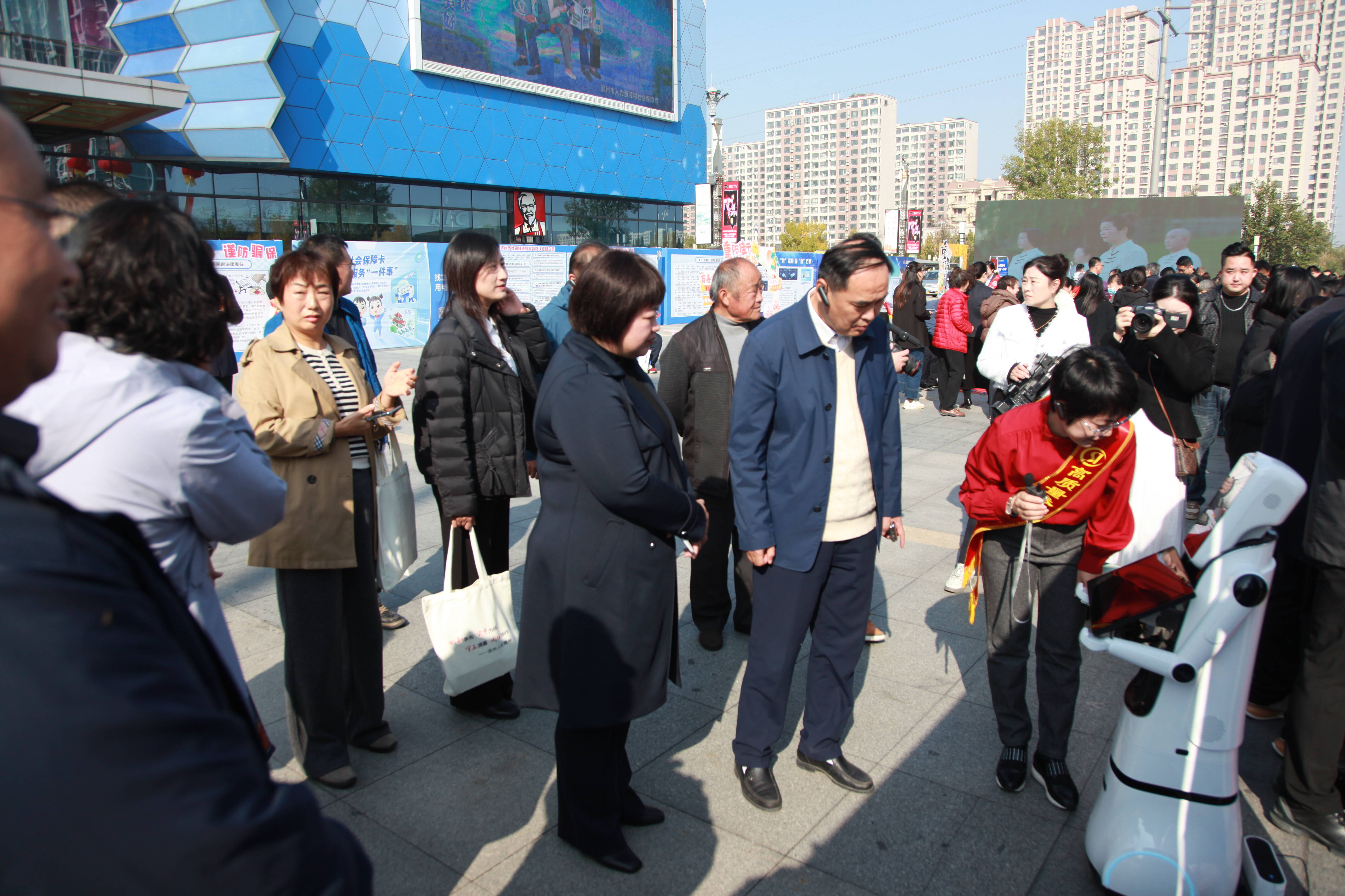 AI助力社保!滨州“智慧社保”亮相街头,与机器人互动办业务