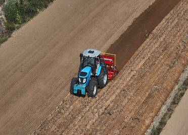 牟平：机械化助力 全区小麦播种有序推进