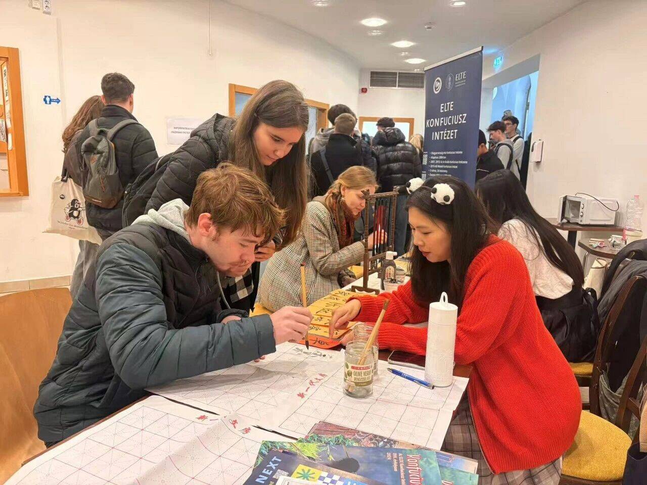 罗兰大学孔子学院参加罗兰大学开放日活动 吸引来访学生和家长体验中国文化