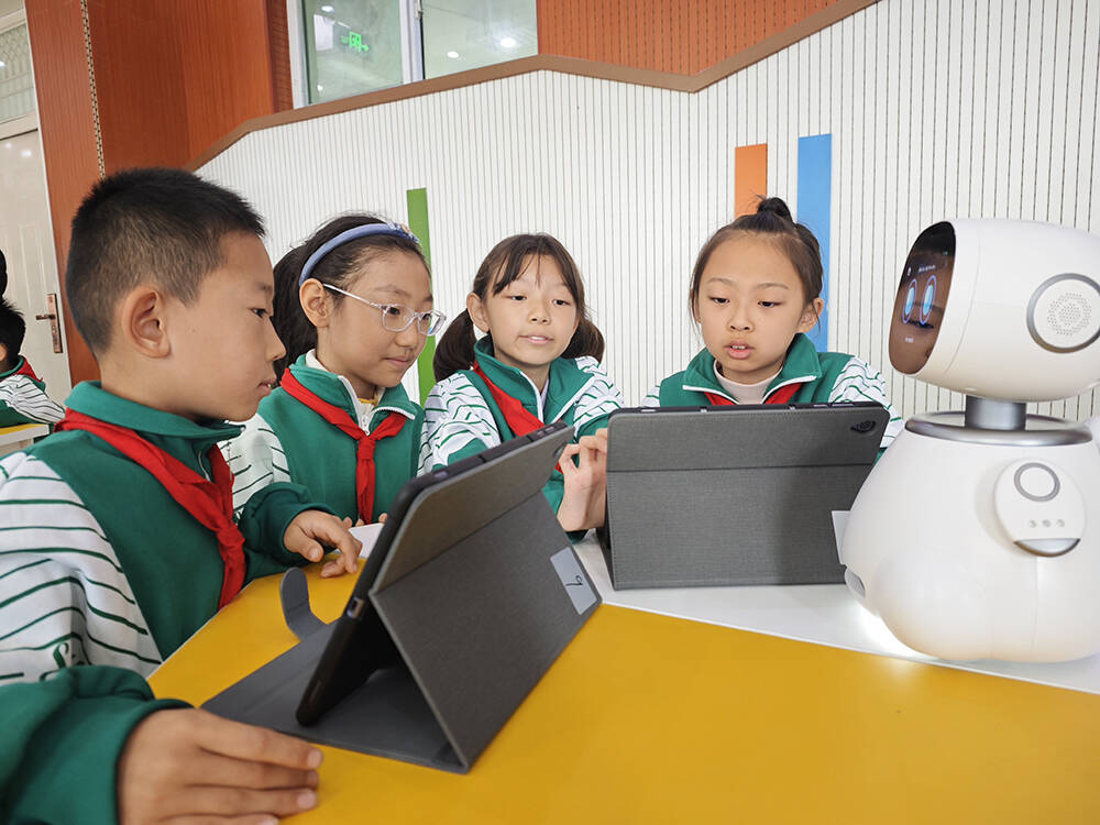 德州首个小学“AI创未来”工作室揭牌成立