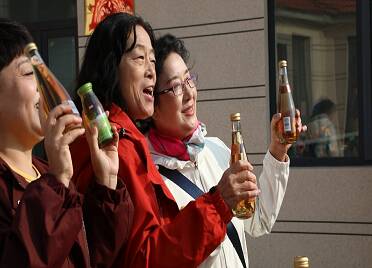 栖霞：苹果红了 甜美乡村游持续升温