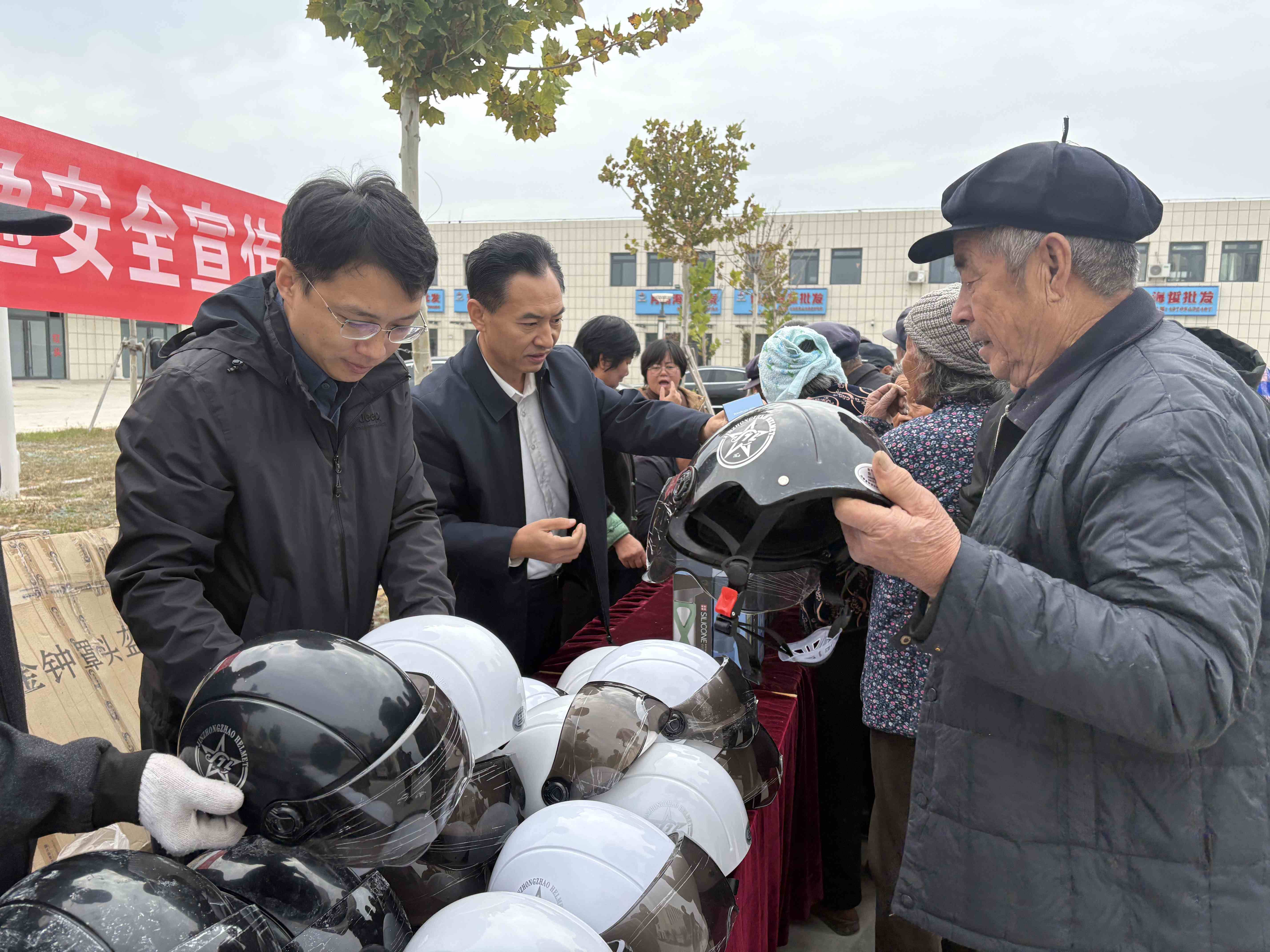 滨州沾化：把平安“戴”回家 百顶安全头盔温暖老人