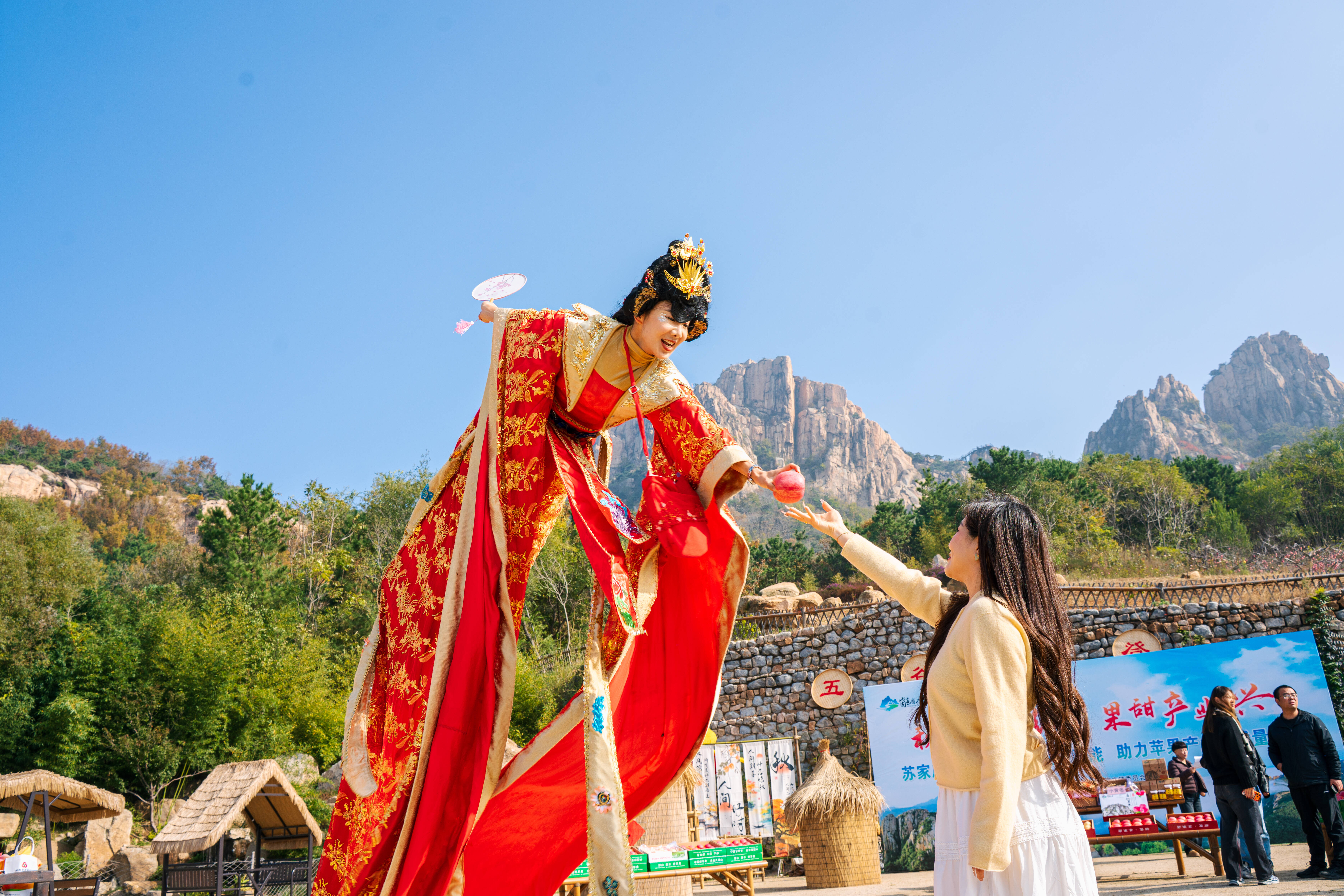 “花果山 红果海”当“苹果再就业”邂逅“艺术探访”