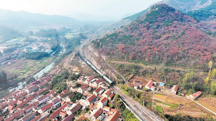 淄博“慢火车”与红叶的秋日约定