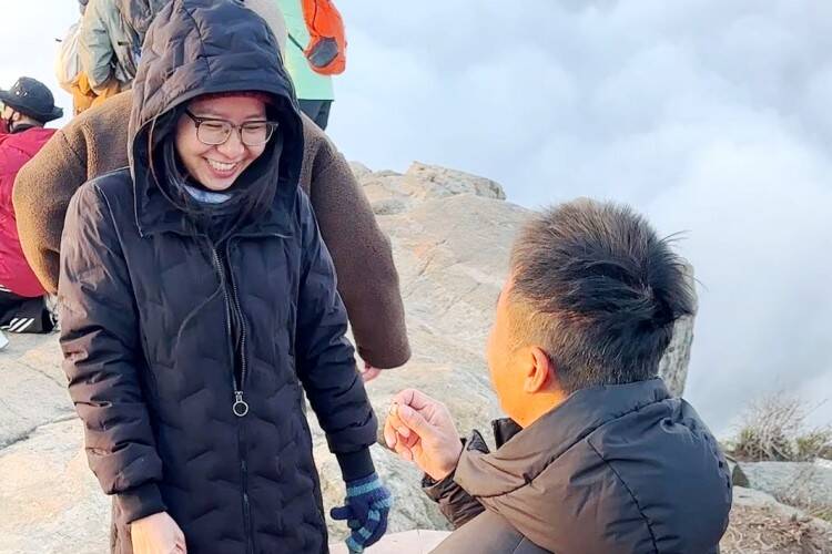 小伙泰山之巅向姑娘求婚 平凡人的幸福让人热泪盈眶