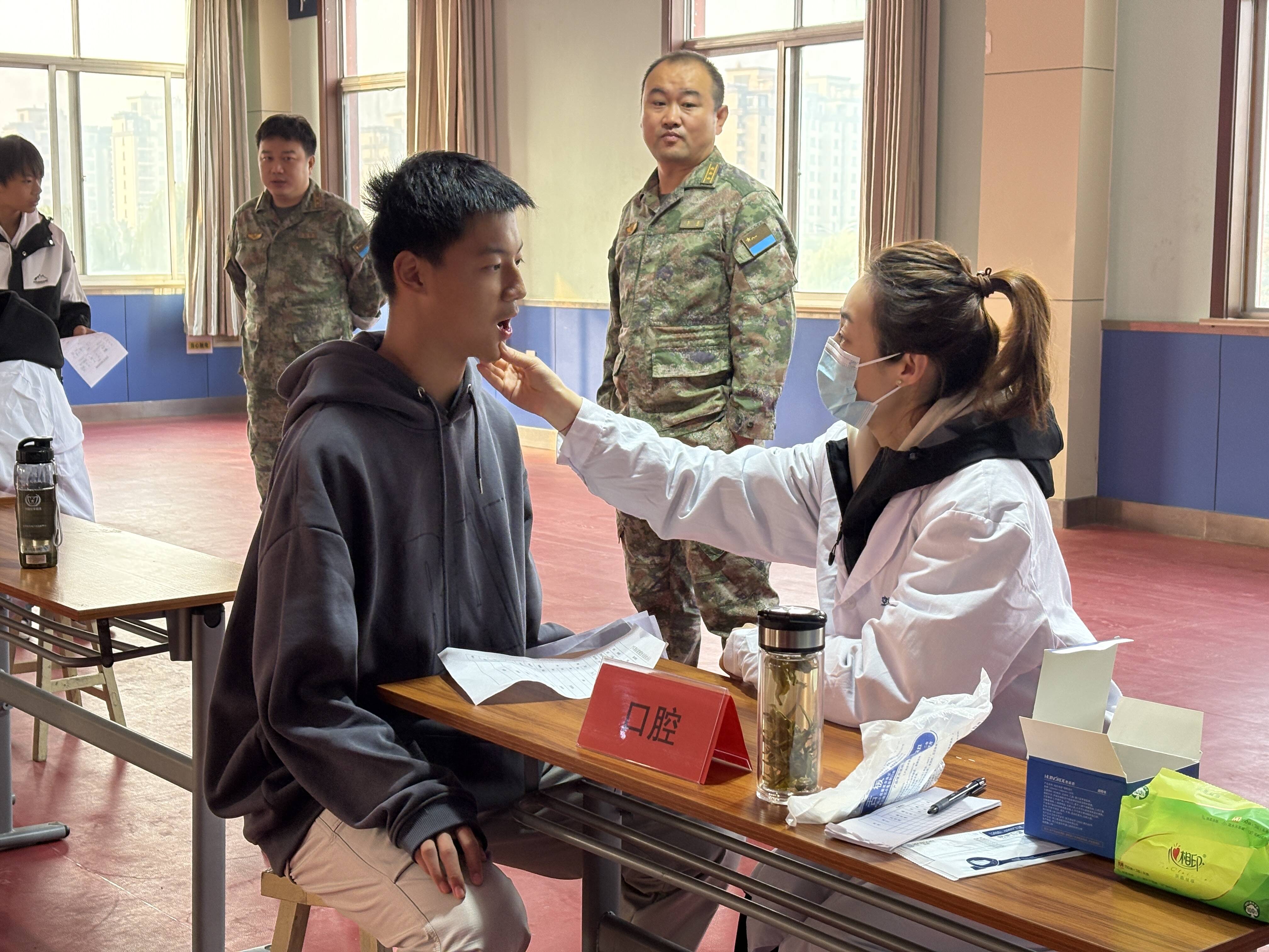 空军招飞泰安站初选检测点首落泰安十九中 120余名学子接受蓝天梦想第一道考验