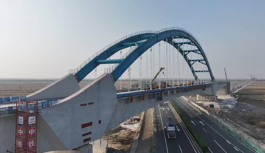 津潍高铁山东段最大跨度连续梁拱桥建成