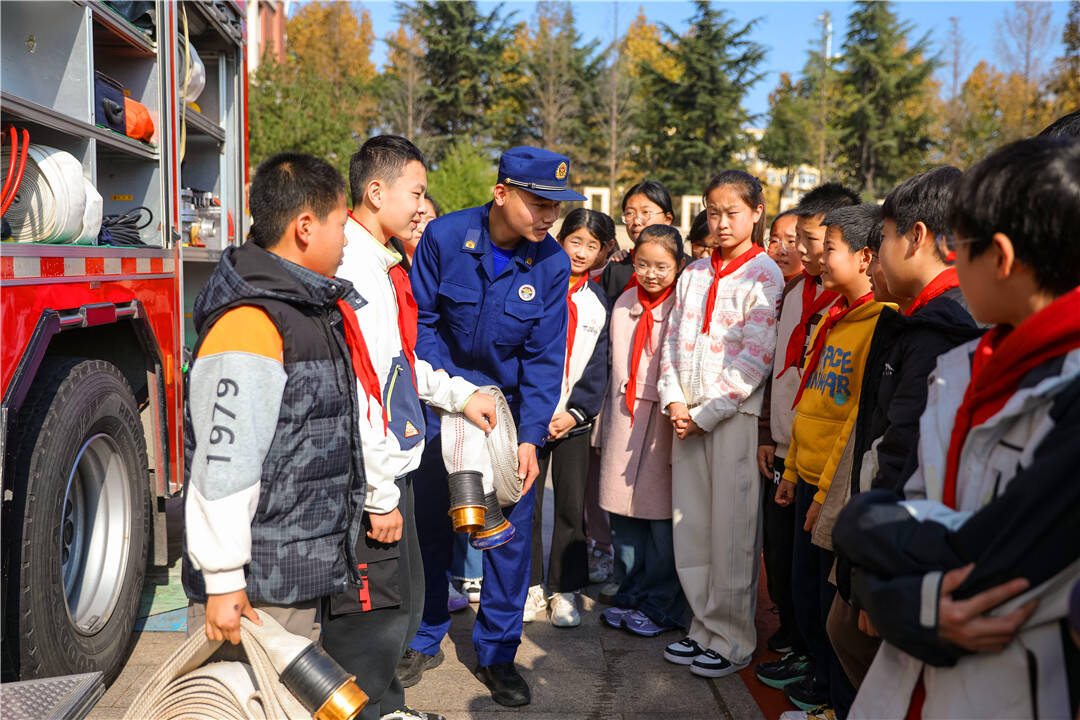 组图｜青岛：小学生学习消防知识 提高避险能力