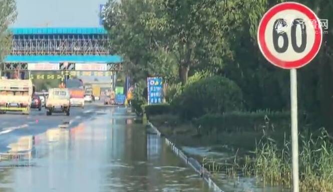 潍坊一条道路横跨三区，积水大半月为何成了“三不管”？