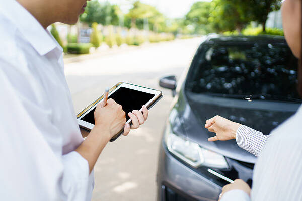 多地市民反映路面“炮弹坑”频酿事故 责任难明确车主理赔久拖未决