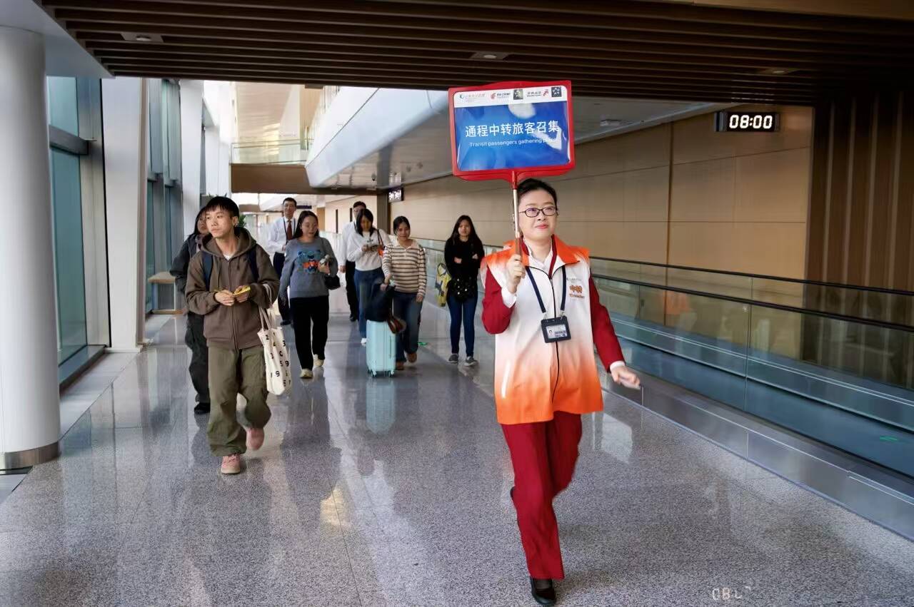 新政落地！青岛机场迎来首批免办边检查验手续过境游客