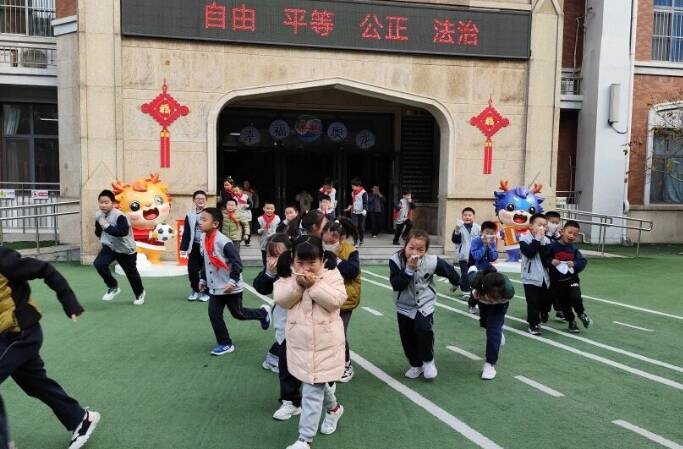 居安思危 防患未然—— 利记体育,利记体育app:市奥龙小学开展应急消防安全演练活动