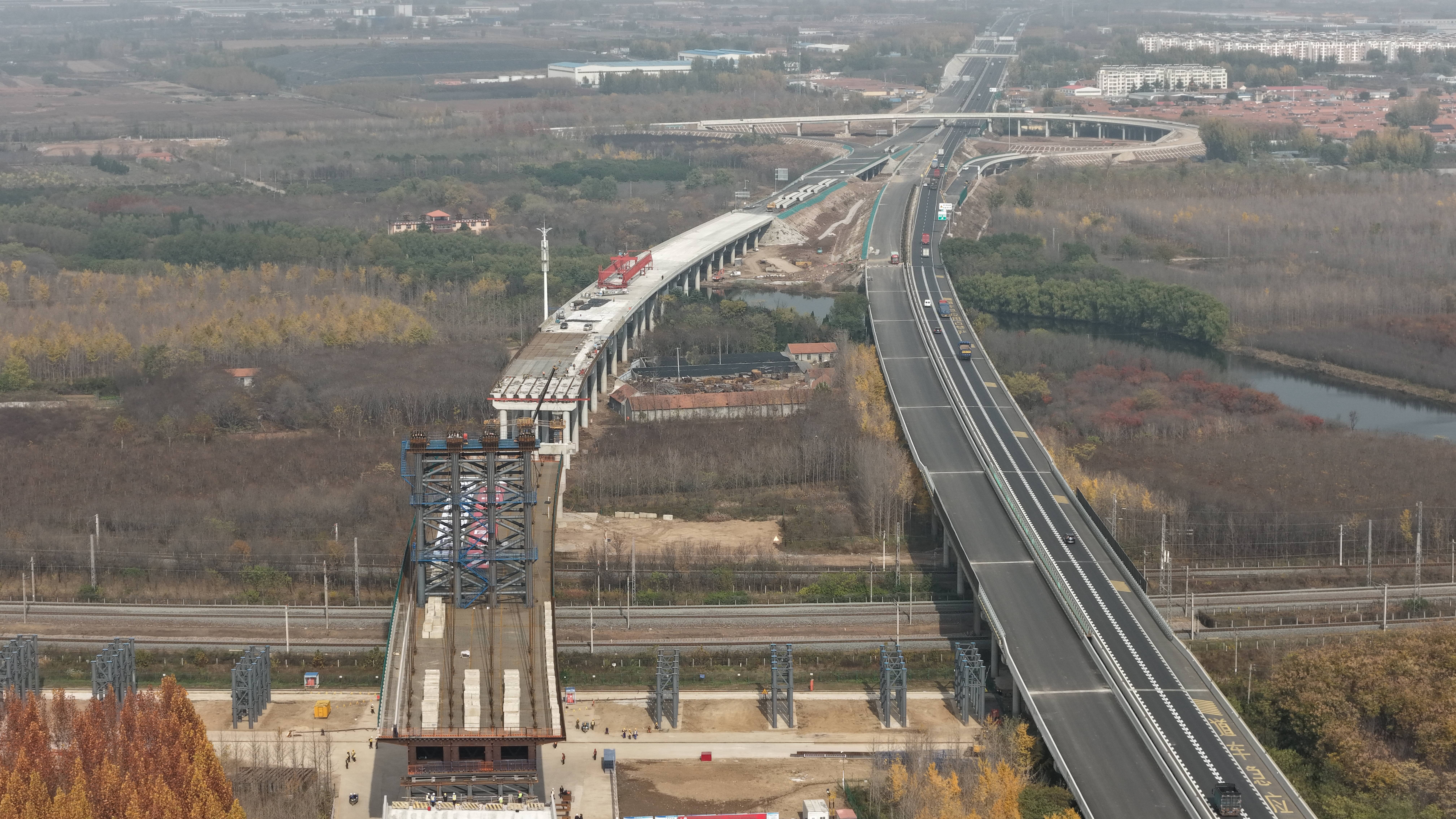 沈海高速改扩建上跨胶济、胶新铁路立交桥完成转体