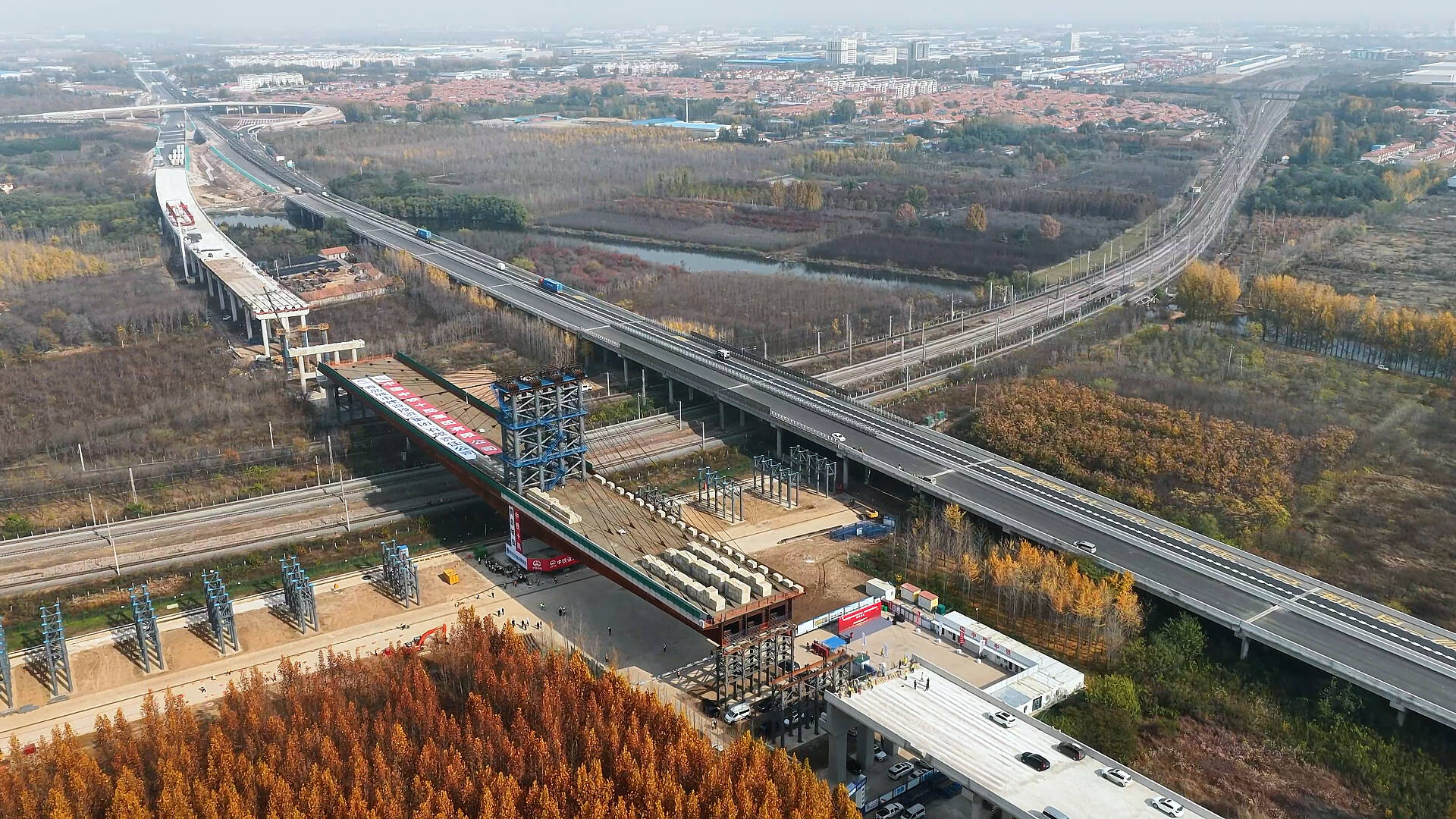 86°转体!1.24万吨立交桥上演“空中芭蕾”