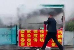 驾校教练带学员练科目三 路遇煎饼摊起火 拎起灭火器冲了上去