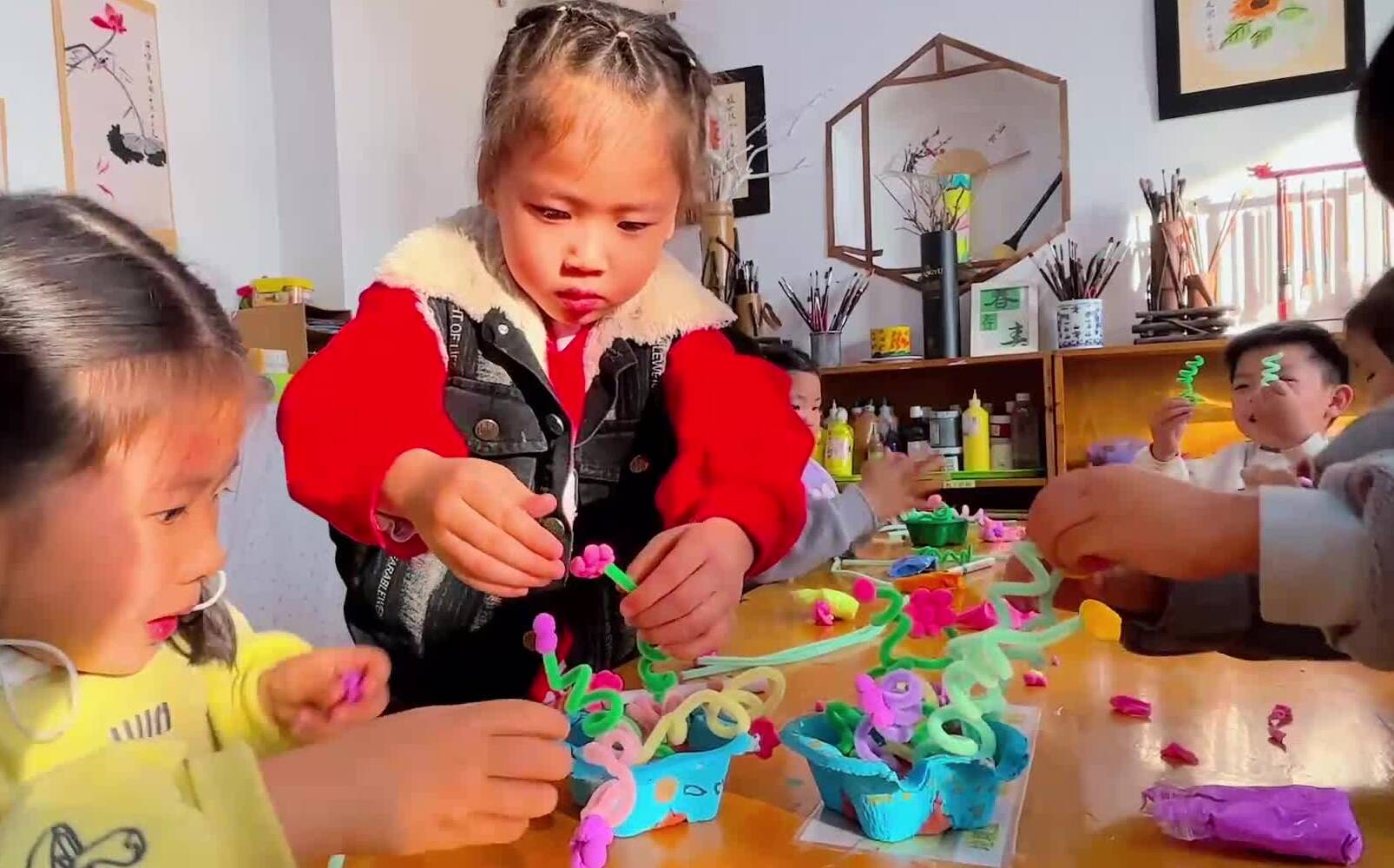 枣庄儿童化身“环保小魔法师” 树叶废品变“宝藏