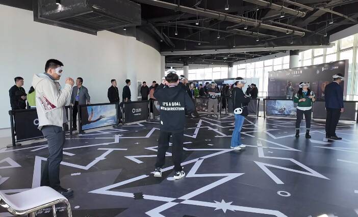 VR大空间互动游戏吸睛！2025青岛虚拟现实大会上市民沉浸式“穿越”乐不停！