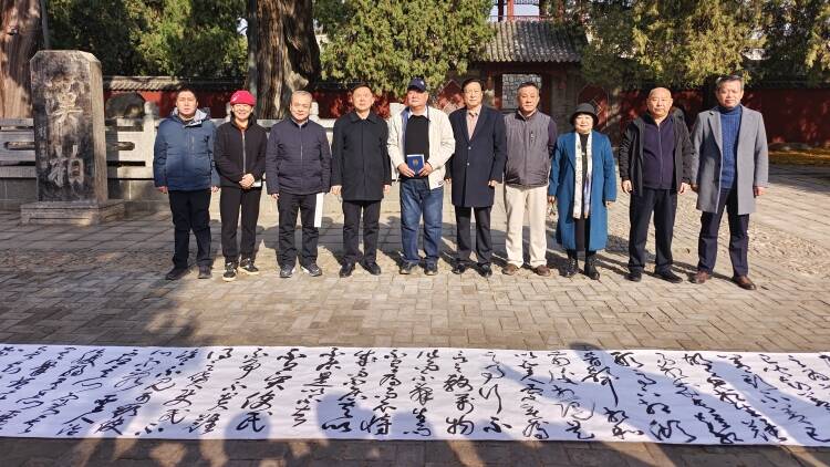 登泰山百次 书长卷百米！马孟杰《道德经》长卷捐赠给泰安市博物馆