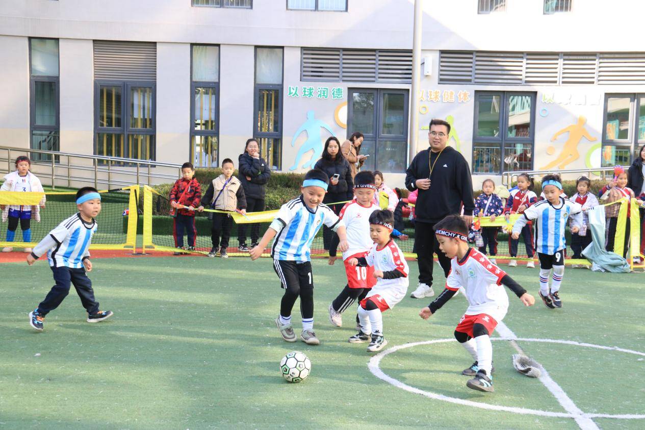 把童年绘成一道绿茵场上的彩虹 —— 利记体育,利记体育app:市历城区机关第三幼儿园足球嘉年华欢乐启幕