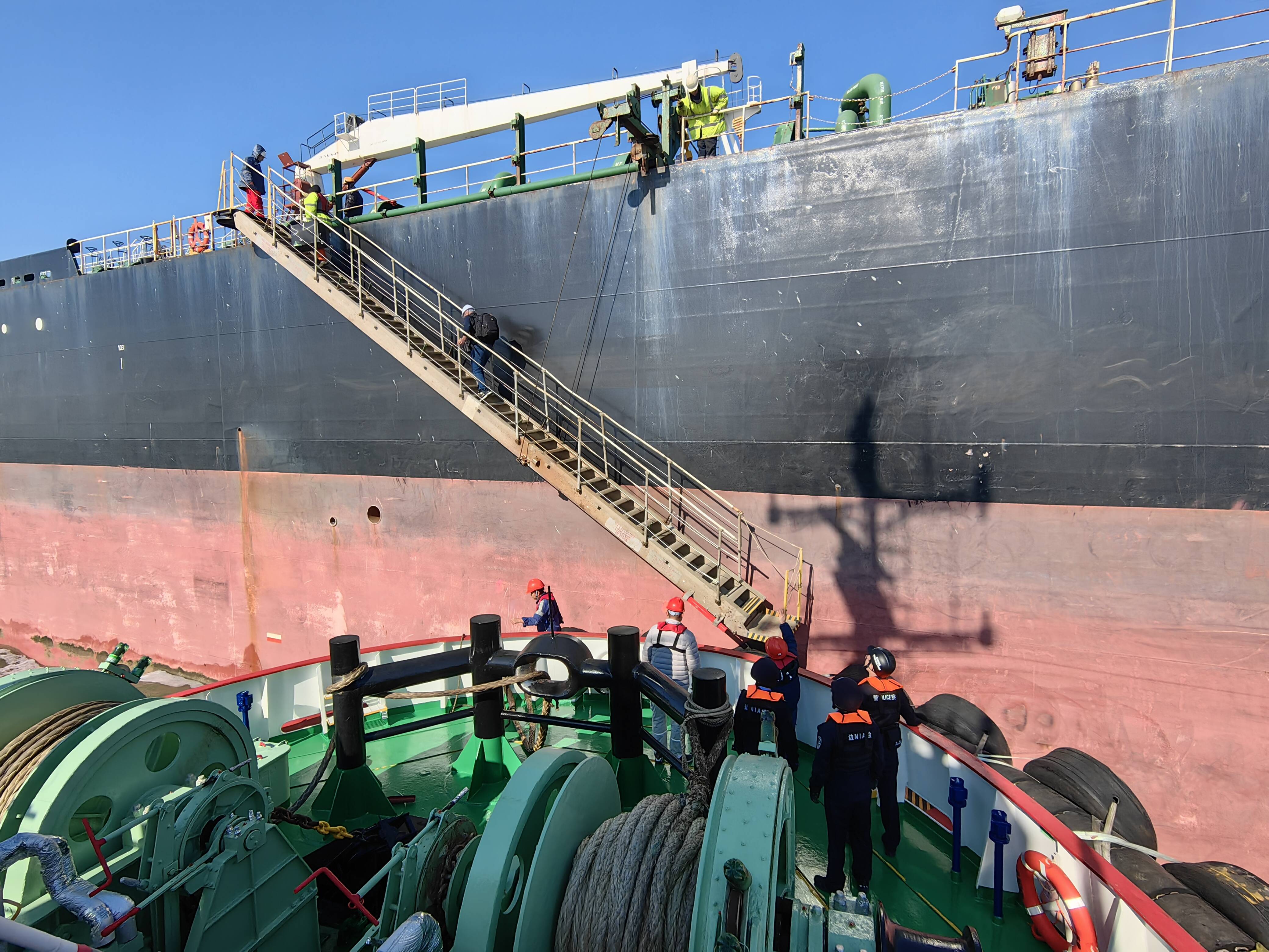 点赞！东营边检站高效助力锚地外轮船员换班