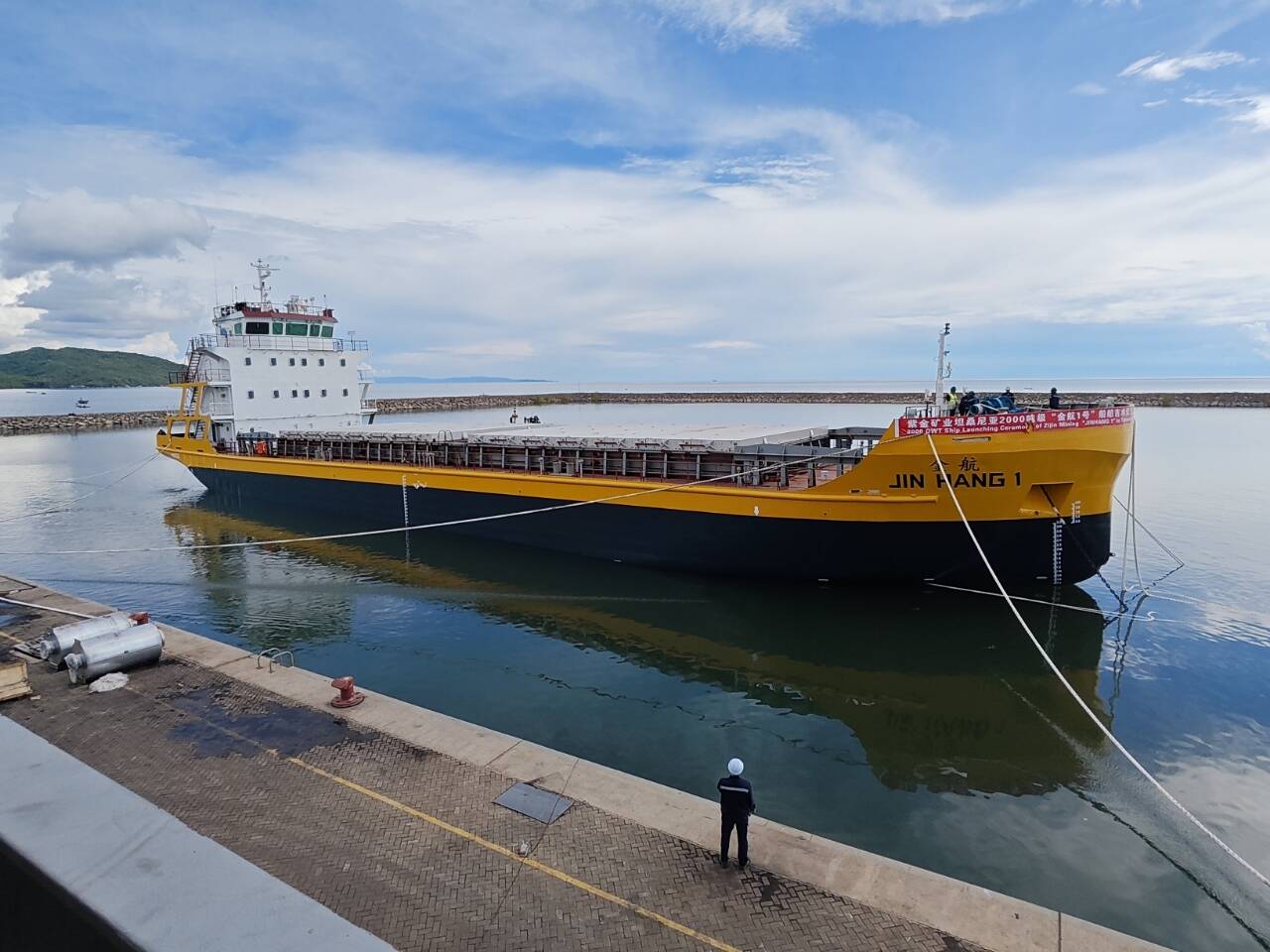 山东造船舶在坦桑尼亚组装并顺利下水