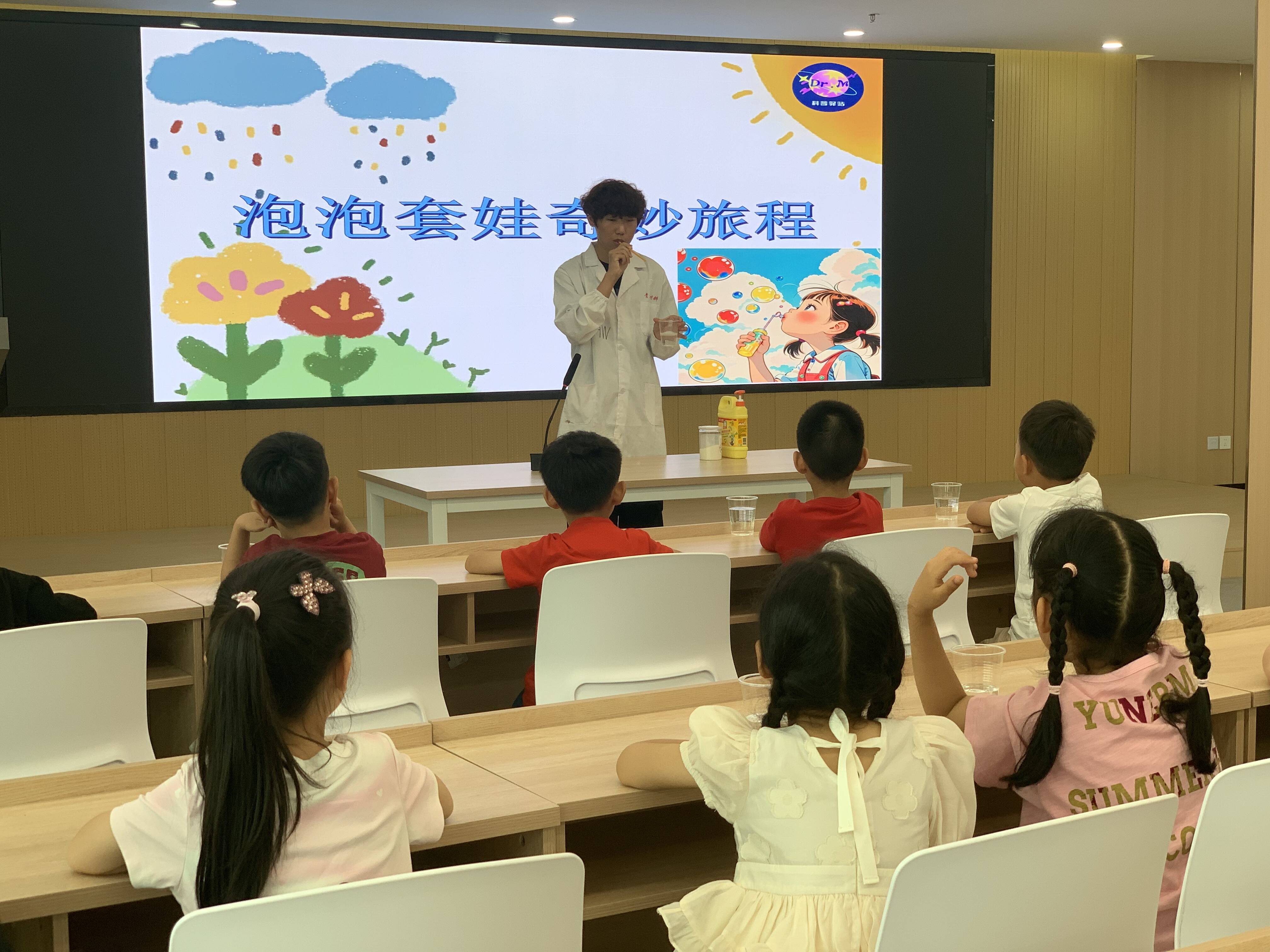 专业社工与志愿服务联动 用爱心守护青少年成长