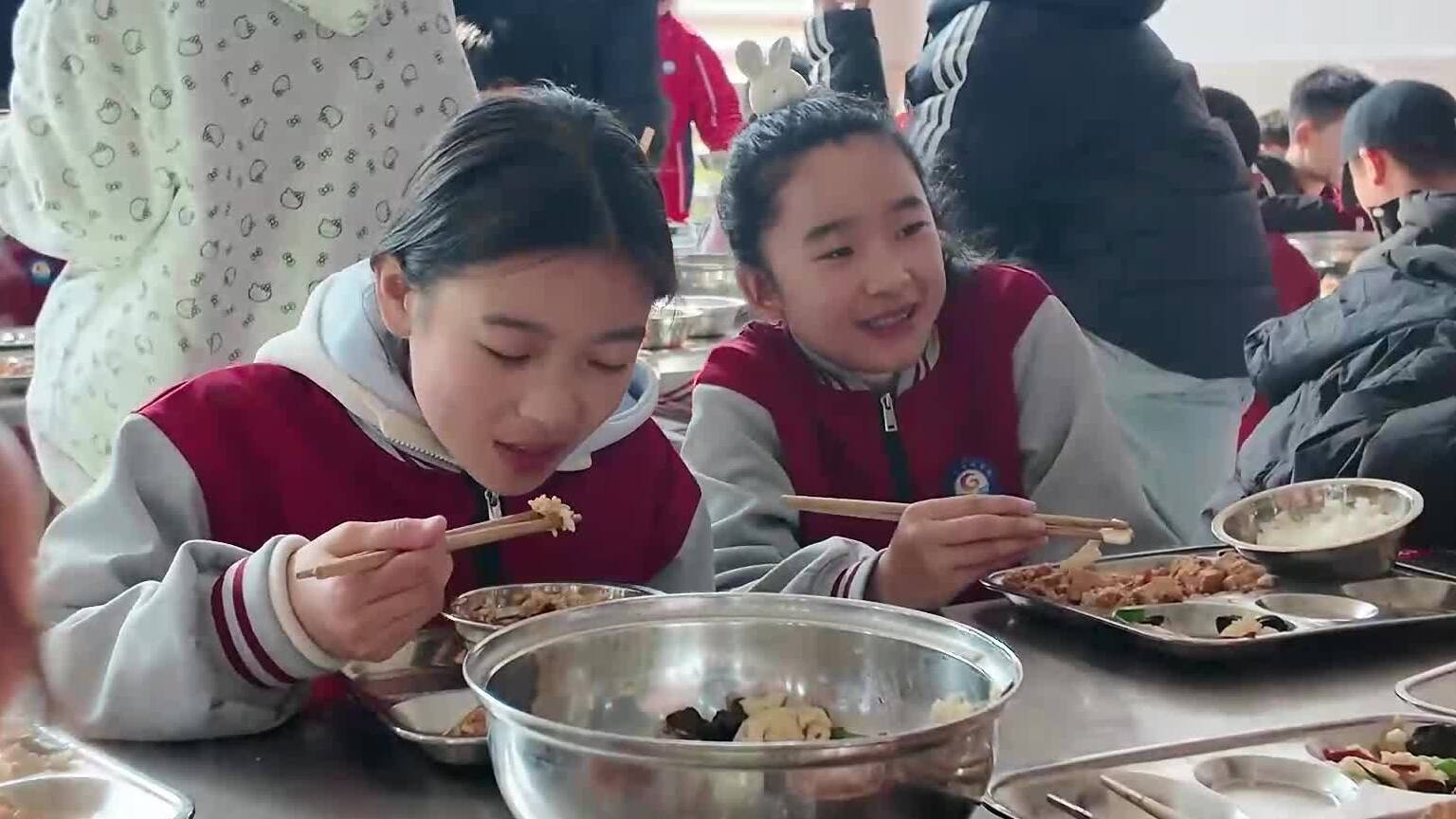 枣庄台儿庄80余名“食堂妈妈” 让校园餐变成“妈妈餐”