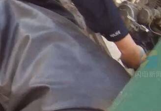 老人骑三轮摩托摔倒衣服被卷入车轴 郯城民警紧急救援