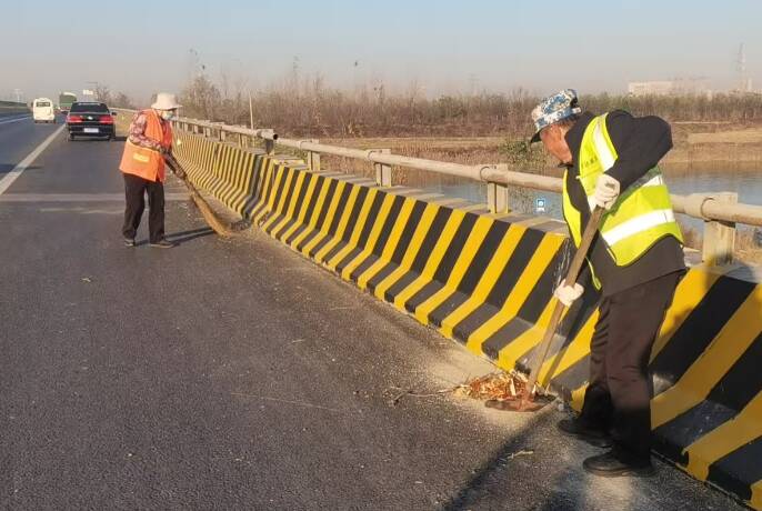 庆云公路分中心：维护桥梁附属设施 保障公路安全运行