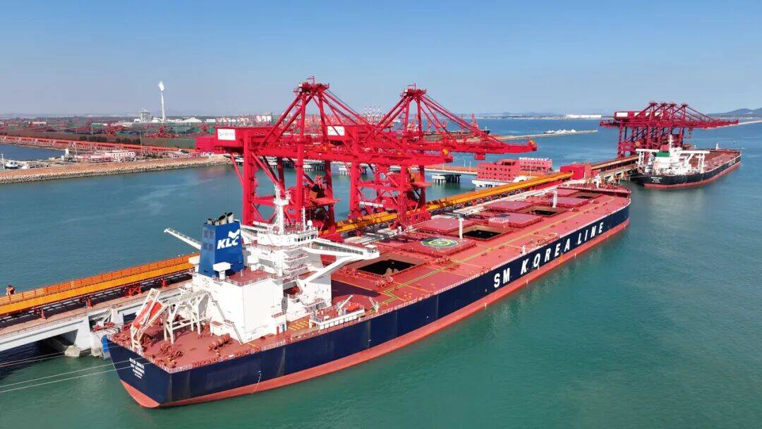 山东港口青岛港第二座40万吨矿石码头投产一个月成效亮眼