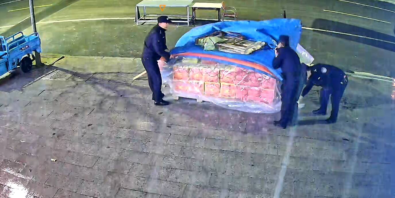 风雨夜,雨水浸透了警服! 青岛的他们,为群众默默守护货物棚