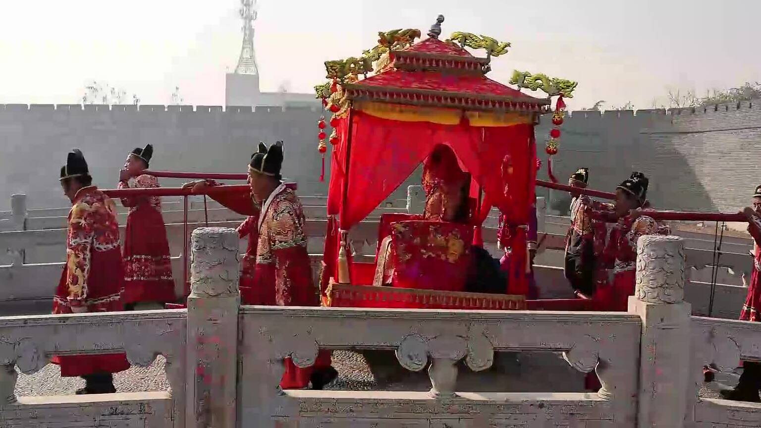 台儿庄古城上演中式传统接亲  骑马坐轿再现运河商贸重镇繁华