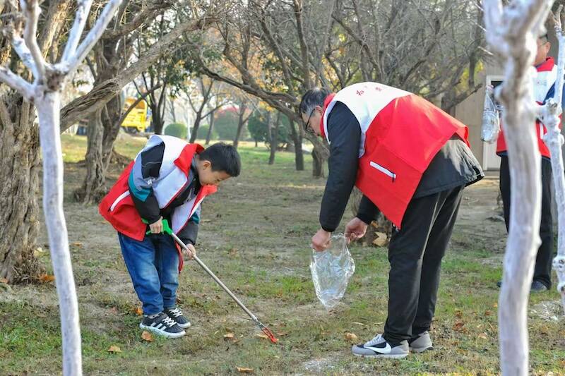 为爱弯腰 “益”起捡跑 |“捡跑济宁”志愿服务活动持续升温 逾两千志愿者共建美丽城市