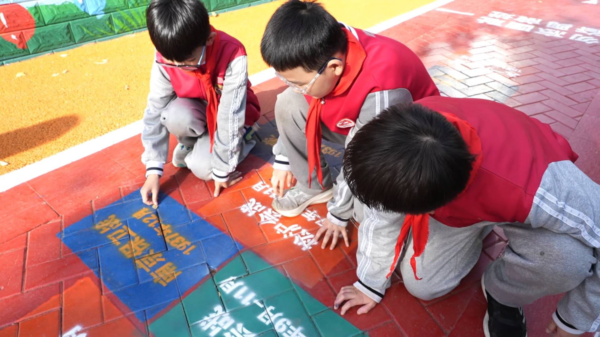 临沂一小区步道上写满革命历史 孩子们每天上学经过都能重温历史