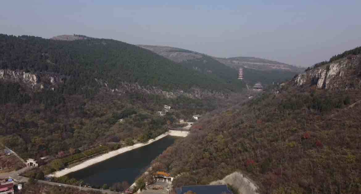 初冬的枣庄青檀山 一湖澄澈映斑斓