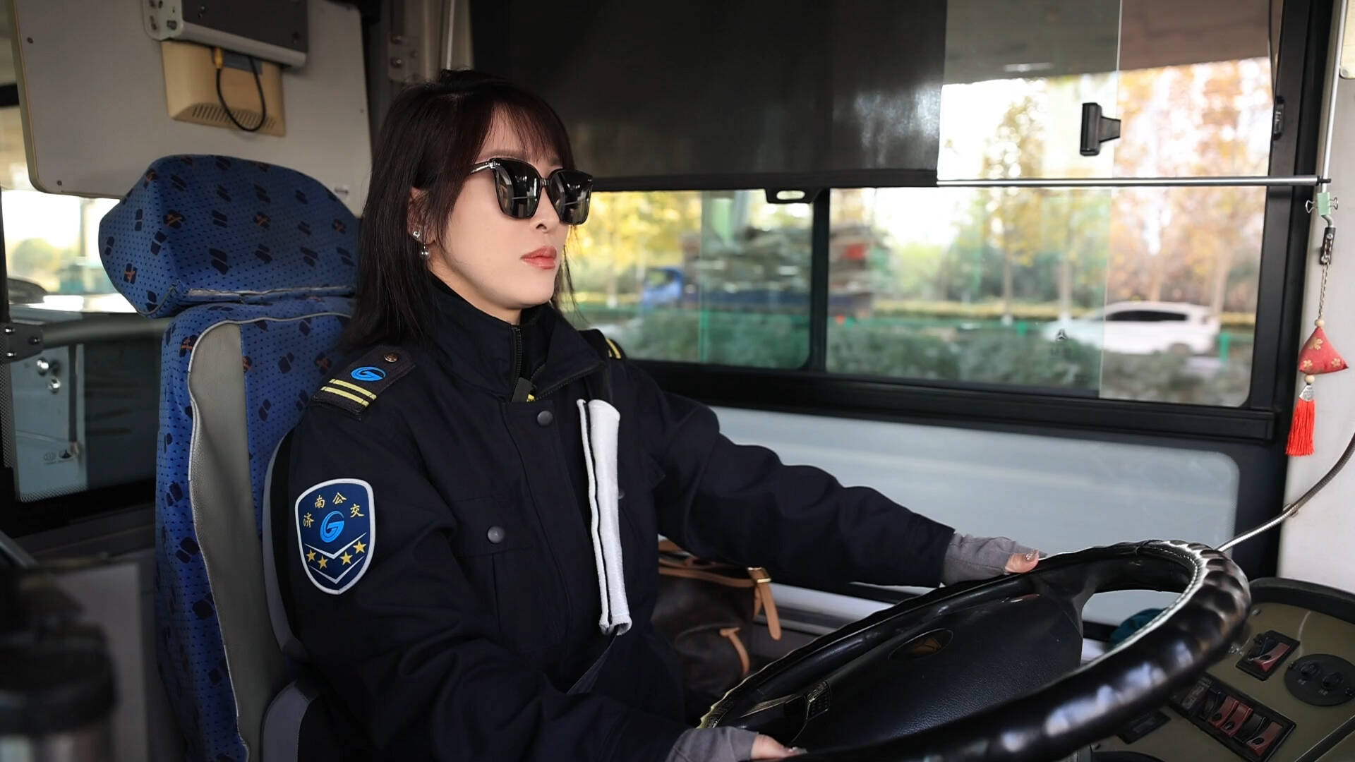 济南“又美又飒”的公交司机小姐姐火了!本人回应:把我最好的一面展现给乘客