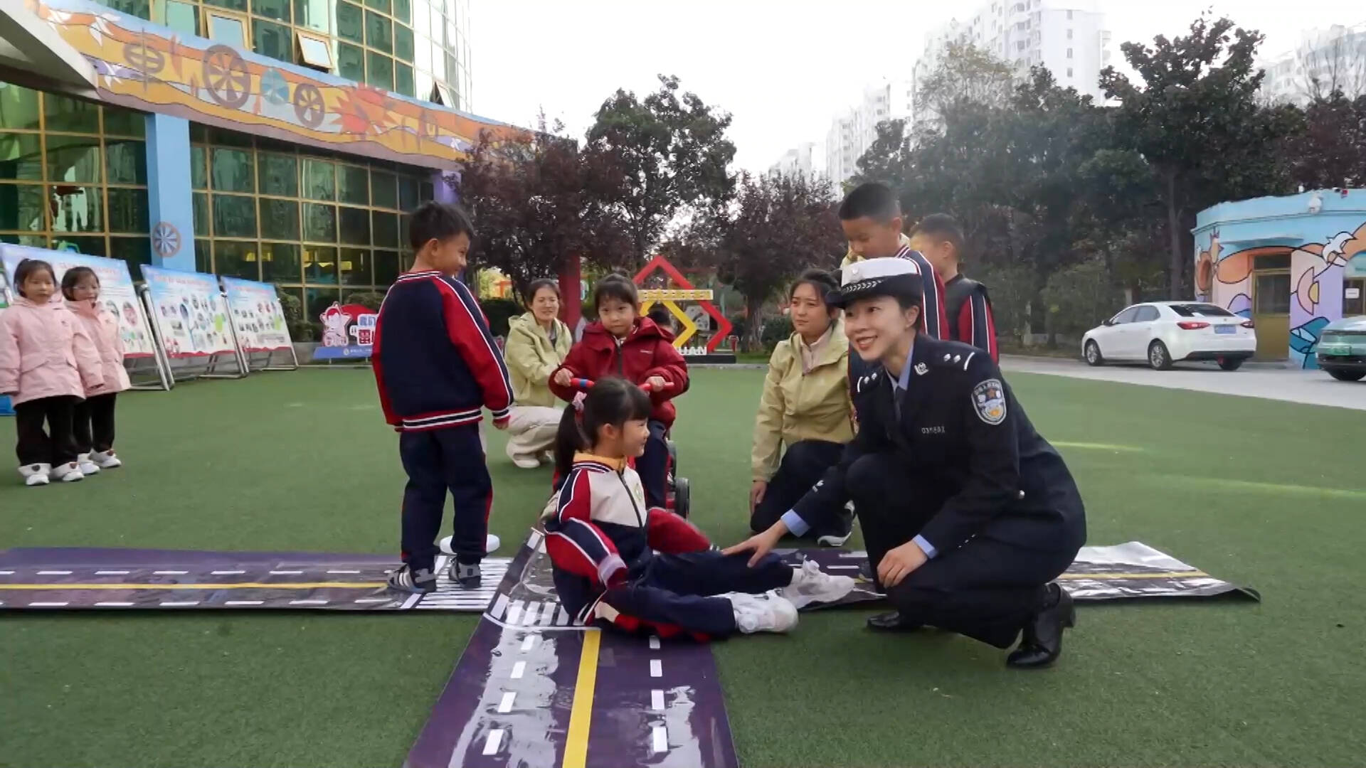 情景模拟+铁骑互动 枣庄薛城交警让幼儿“沉浸式”学交规