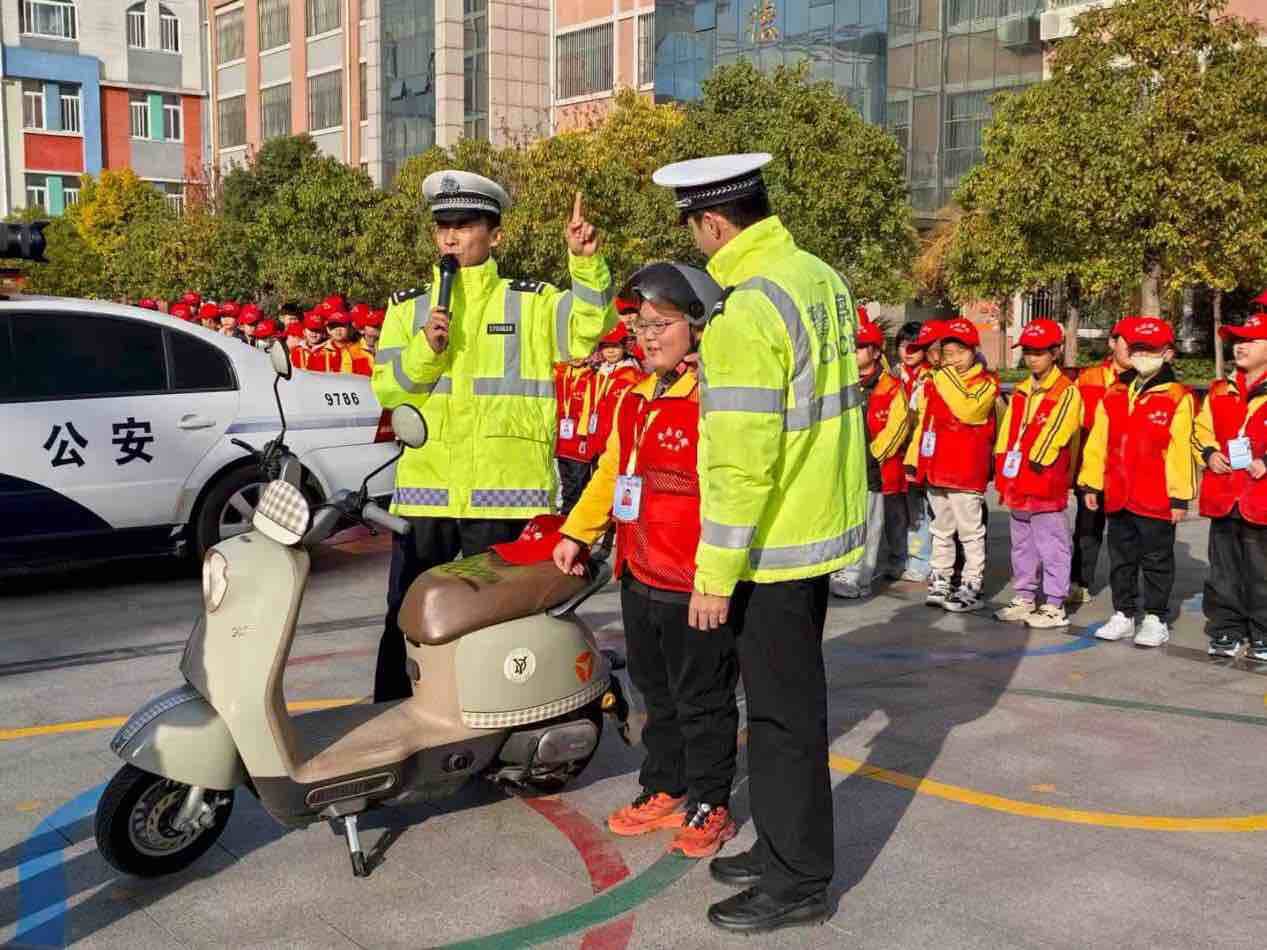 沉浸式体验+互动实操 滕州交警带小学生解锁交通安全“新课堂”