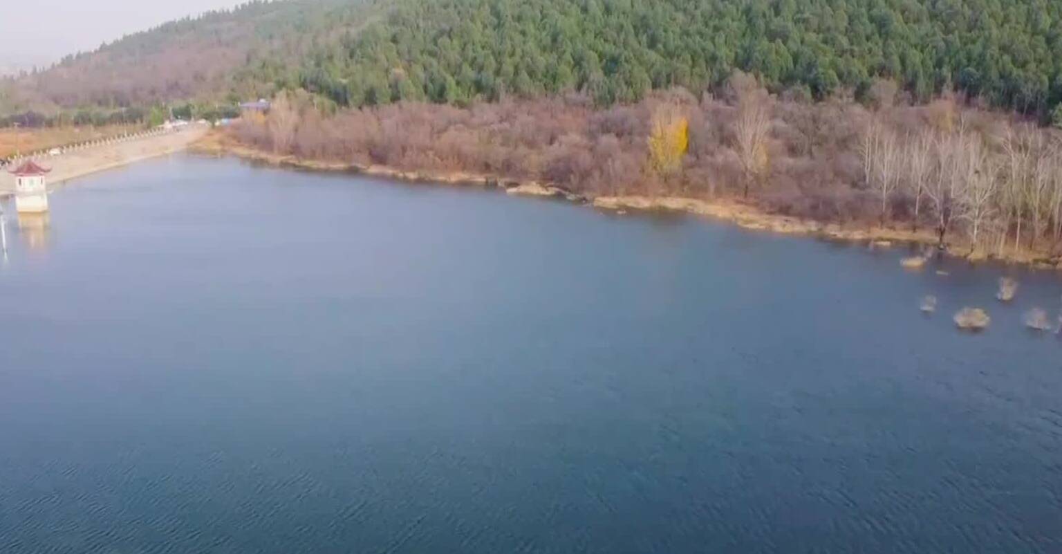 冬日枣庄杨峪水库青山黛影 晕染冬日清冽时光