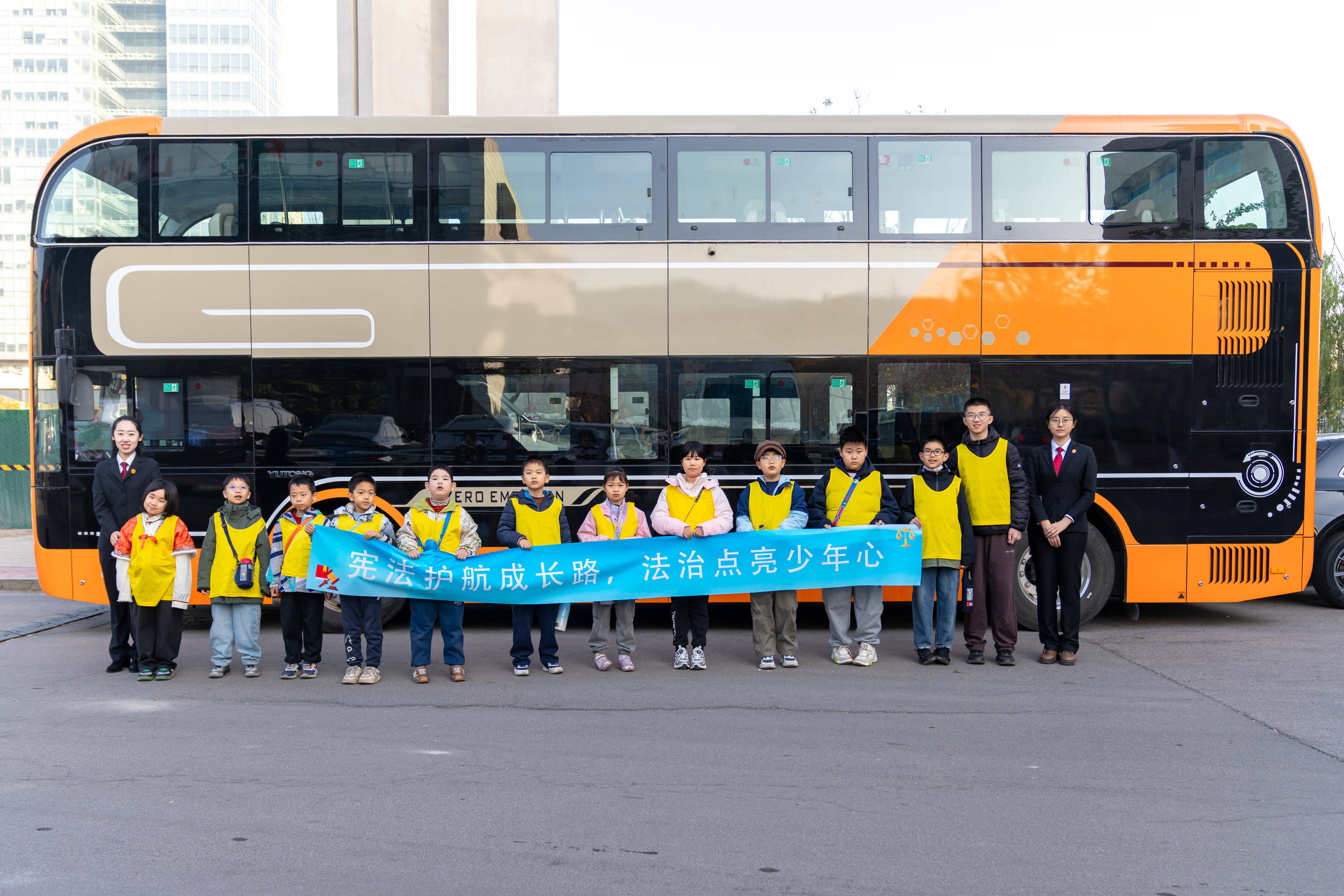 宪法宣传周丨“大橙子”双层巴士变身“宪法课堂”