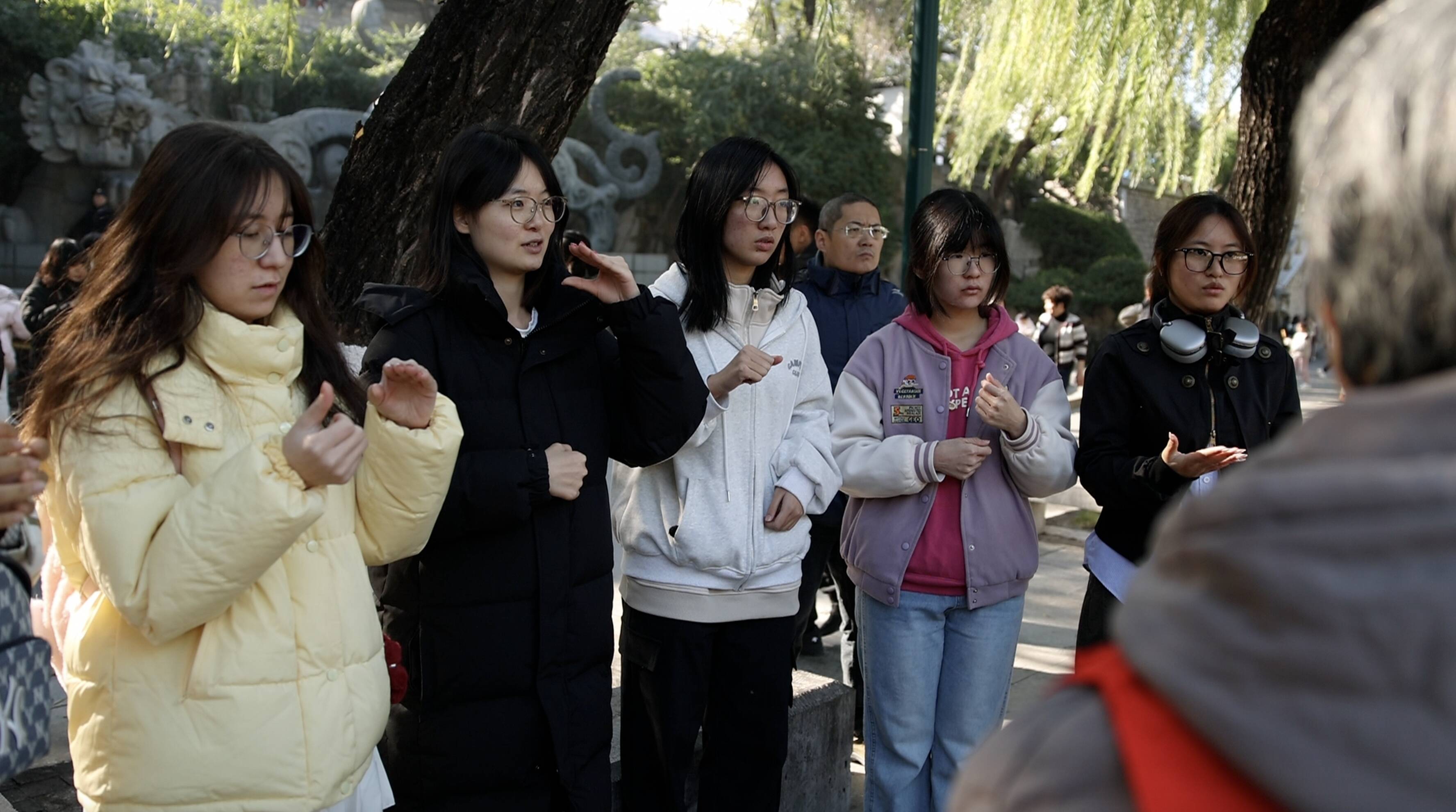 国际残疾人日|“济南这座城很暖!”黑虎泉畔的“周六约定”帮聋哑人架起沟通桥