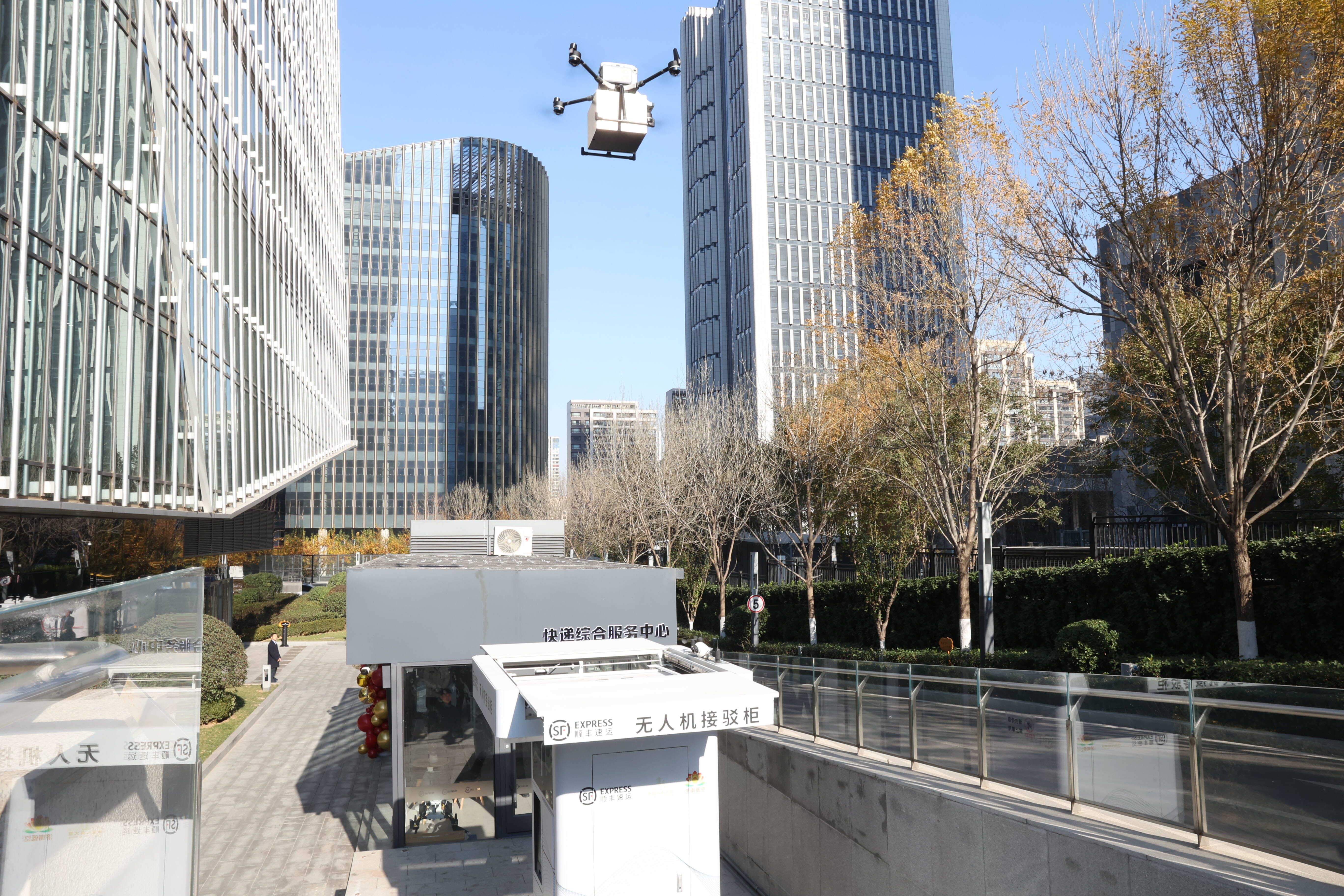 无人机、无人车、楼宇机器人组团送快递 济南中央商务区首个立体物流网络开通