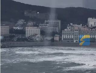 威海现罕见冰雪版龙吸水奇观