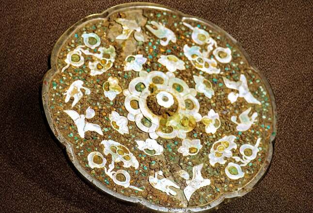 国宝时刻丨八曲葵花形螺钿铜镜：凝聚千年前的盛世流光