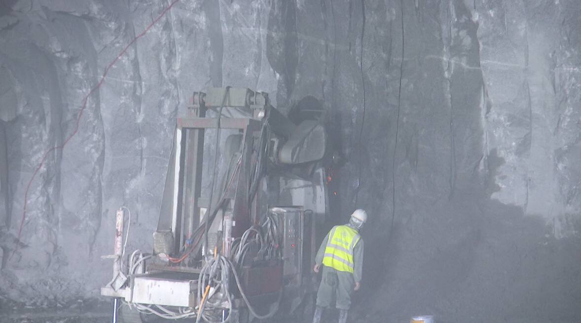 济枣铁路新龙山隧道贯通