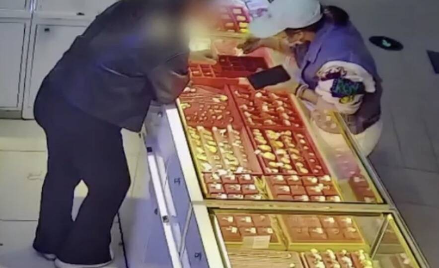 假买真偷！女子监控下盗窃金饰被店员当场识破