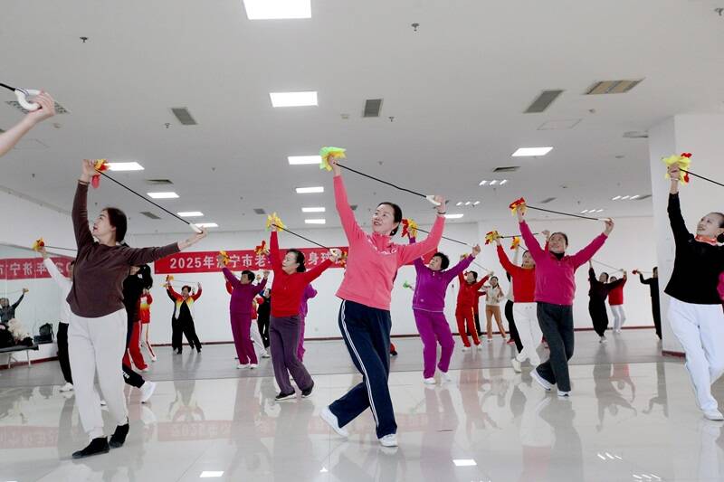 济宁：健身球操“舞”出老年新风采(图2)