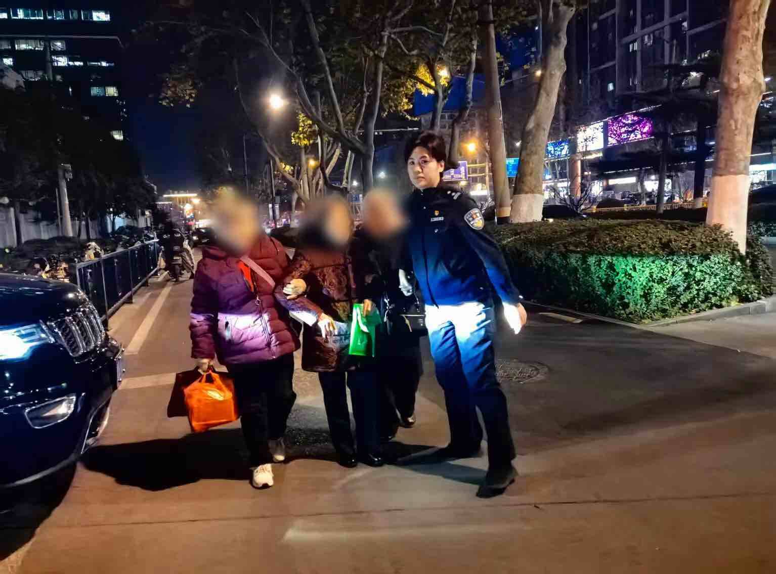 冬季守护｜寒冬暮色三位八旬老人被困途中，济南民警暖心护送
