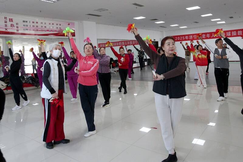 济宁：健身球操“舞”出老年新风采(图1)