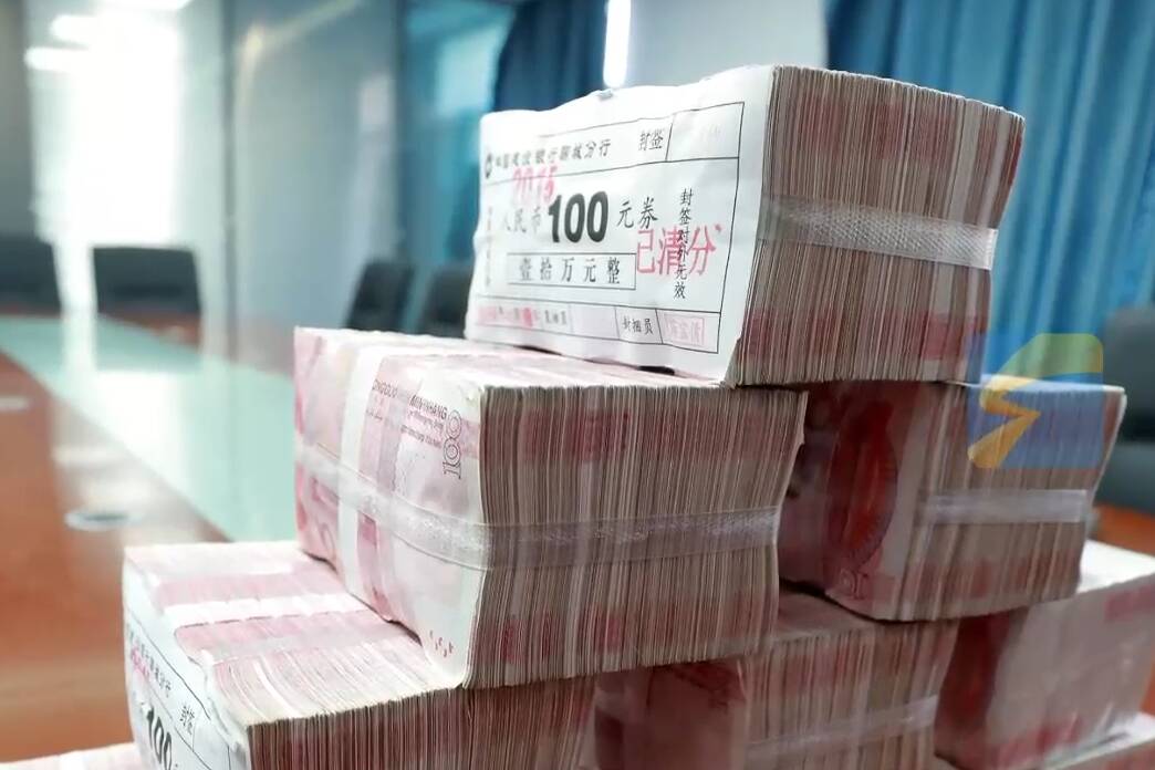 揭穿恋爱投资骗局!女子100万元现金即将“交付” 聊城警方火速拦截